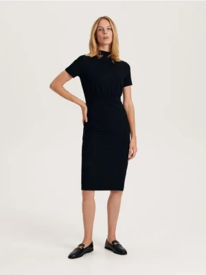 Reserved - Dopasowana sukienka midi - czarny