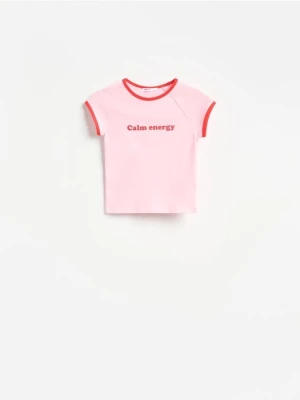 Reserved - Dopasowany t-shirt z napisem - różowy