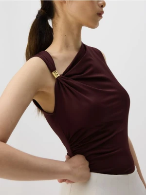 Reserved - Drapowane body z detalem na ramieniu - bordowy