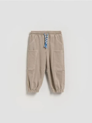 Reserved - Dresowe spodnie oversize - beżowy
