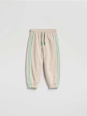 Reserved - Dresowe spodnie z lampasem - beżowy