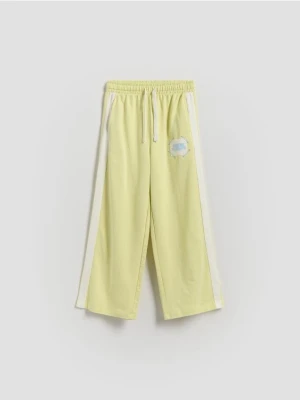 Reserved - Dresowe spodnie z lampasem - jasnożółty