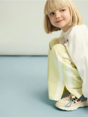 Reserved - Dresowe spodnie z lampasem - jasnożółty