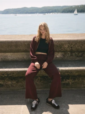 Reserved - Dresowe spodnie z modalem - bordowy