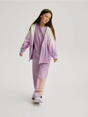 Reserved - Dresowe spodnie z nadrukiem - lawendowy