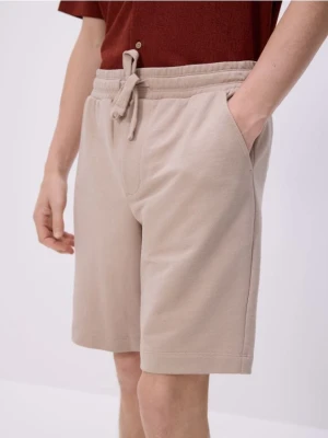 Reserved - Dresowe szorty regular fit - beżowy