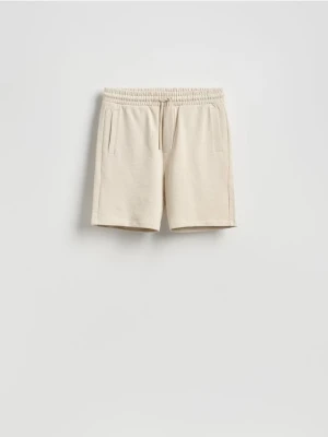 Reserved - Dresowe szorty regular fit - beżowy