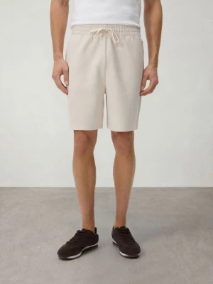 Reserved - Dresowe szorty regular fit - beżowy