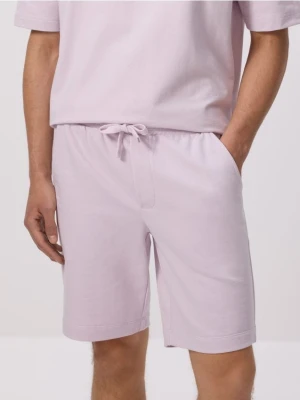 Reserved - Dresowe szorty regular fit - lawendowy