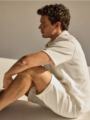 Reserved - Dresowe szorty regular fit - złamana biel