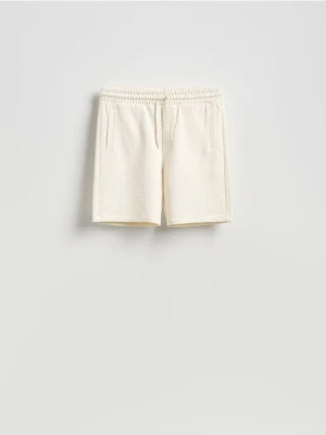 Reserved - Dresowe szorty regular fit - złamana biel