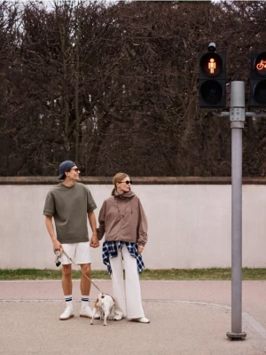 Reserved - Dresowe szorty regular fit - złamana biel