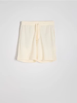Reserved - Dresowe szorty w prążek - złamana biel