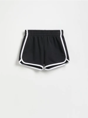 Reserved - Dresowe szorty z lampasem - czarny