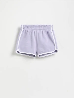 Reserved - Dresowe szorty z lampasem - lawendowy