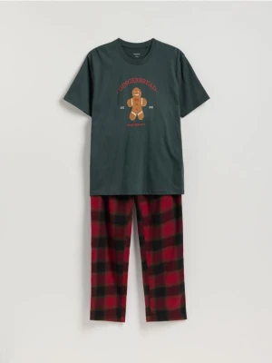 Reserved - Dwuczęściowa piżama ze świątecznym nadrukiem - ciemnozielony