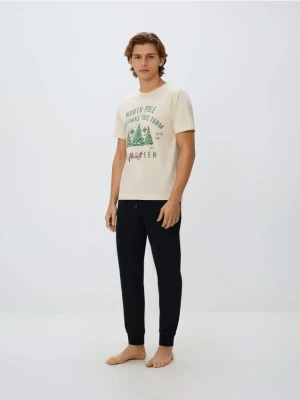 Reserved - Dwuczęściowa piżama ze świątecznym nadrukiem - złamana biel