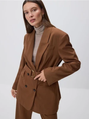 Reserved - Dwurzędowa marynarka z paskiem - brązowy