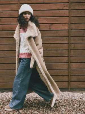 Reserved - Dwurzędowy płaszcz z kożuchem - beżowy