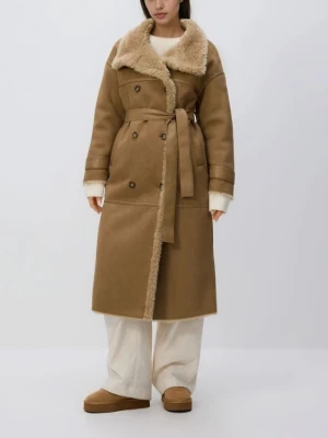 Reserved - Dwurzędowy płaszcz z kożuchem - beżowy