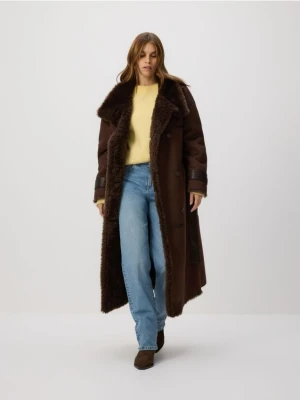 Reserved - Dwurzędowy płaszcz z kożuchem - ciemnobrązowy