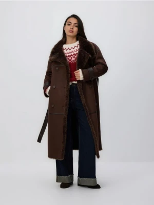 Reserved - Dwurzędowy płaszcz z kożuchem - ciemnobrązowy