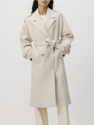 Zdjęcie produktu Reserved - Dwurzędowy płaszcz z paskiem - kremowy