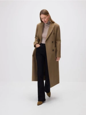 Reserved - Dwurzędowy taliowany płaszcz - oliwkowy
