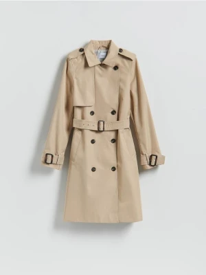 Reserved - Dwurzędowy trencz z paskiem - beżowy