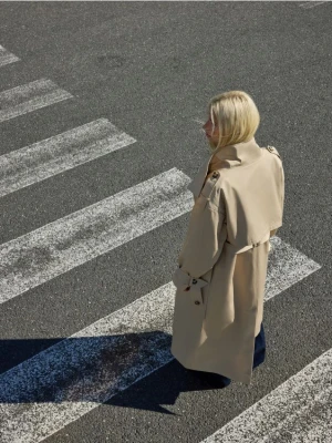 Reserved - Dwurzędowy trencz z paskiem - beżowy