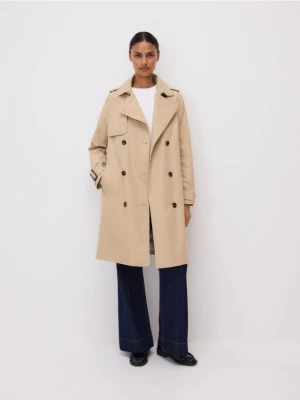 Reserved - Dwurzędowy trencz z paskiem - beżowy