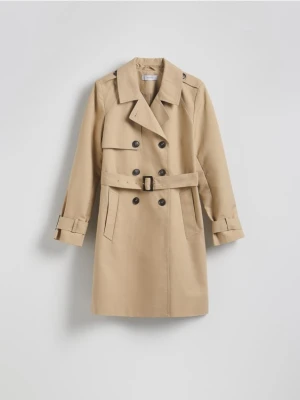 Reserved - Dwurzędowy trencz z paskiem - beżowy