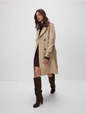 Reserved - Dwurzędowy trencz z paskiem - beżowy