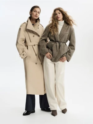 Reserved - Dwurzędowy trencz z paskiem - beżowy