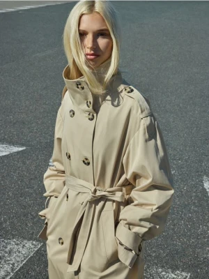 Reserved - Dwurzędowy trencz z paskiem - beżowy