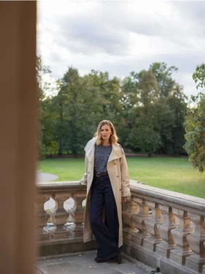 Reserved - Dwurzędowy trencz z paskiem - beżowy