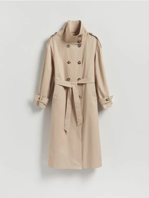 Reserved - Dwurzędowy trencz z paskiem - beżowy