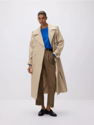 Reserved - Dwurzędowy trencz z paskiem - beżowy