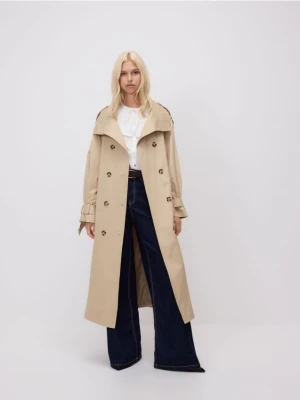 Reserved - Dwurzędowy trencz z paskiem - beżowy