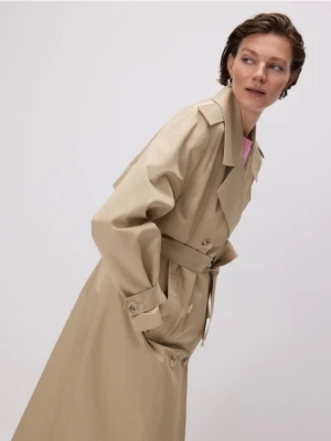 Reserved - Dwurzędowy trencz z paskiem - beżowy