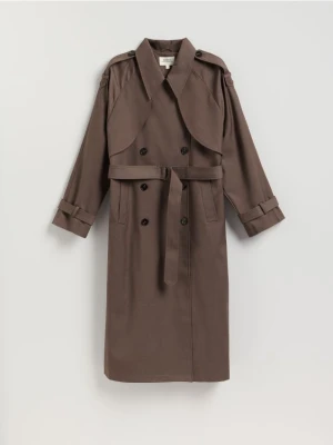 Reserved - Dwurzędowy trencz z paskiem - brązowy