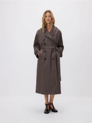 Reserved - Dwurzędowy trencz z paskiem - brązowy