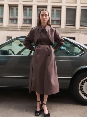 Reserved - Dwurzędowy trencz z paskiem - brązowy