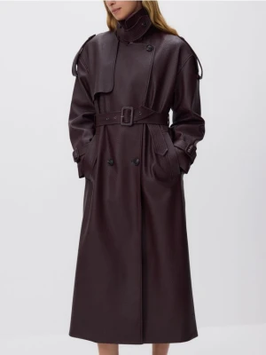 Reserved - Dwurzędowy trencz z paskiem - burgundowy