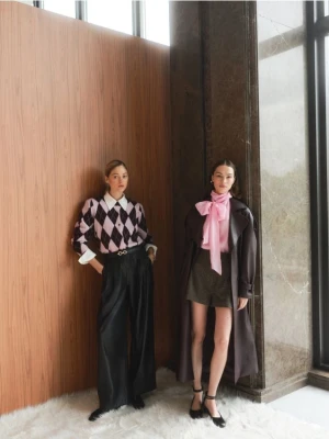 Reserved - Dwurzędowy trencz z paskiem - burgundowy