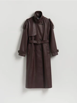 Reserved - Dwurzędowy trencz z paskiem - burgundowy