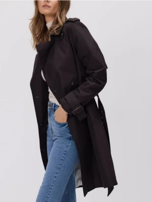 Reserved - Dwurzędowy trencz z paskiem - ciemnobrązowy