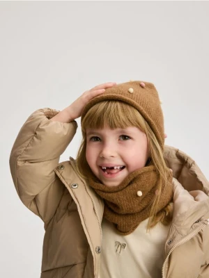 Reserved - Dzianinowa czapka z aplikacją - beżowy