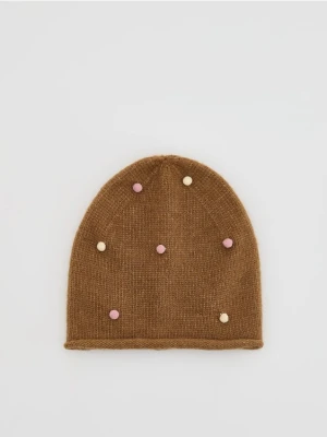 Reserved - Dzianinowa czapka z aplikacją - beżowy