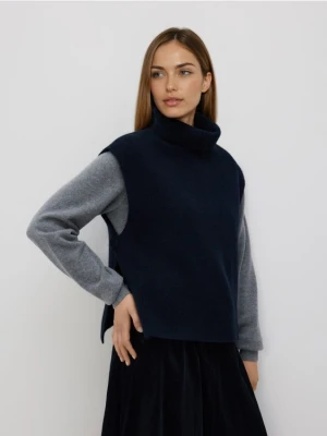 Reserved - Dzianinowa kamizelka z golfem - granatowy